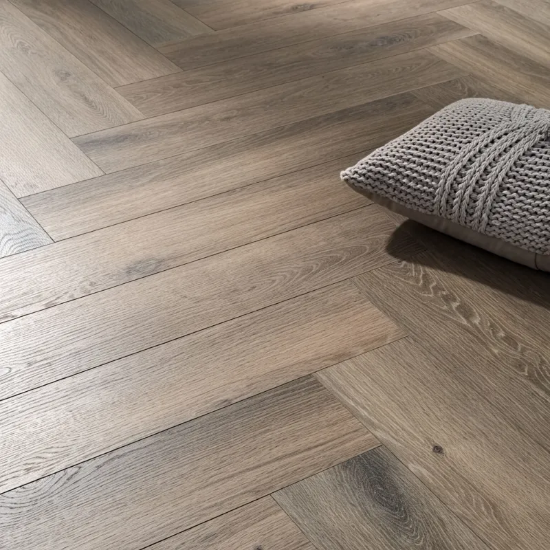 Sol Stratifié Bâton Rompu Chêne Ferrara - 665mm x 133mm x 8mm - Collection Vieux Paris - Over Parquet Sol Stratifié Bâton Rompu Chêne Ferrara - 665mm x 133mm x 8mm - Collection Vieux Paris - Over Parquet