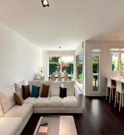 Wengé Massif Verni 70mm x 10mm - Lames de Longueur Variable - Parquet Massif Verni Exotique