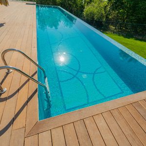 LAME DE TERRASSE IPE BRUT PROFIL 1 FACE LISSE 1 FACE STRIEE / BISEAUX 145x21x935/1245/1550/1850mm  (+/- 3 mm)